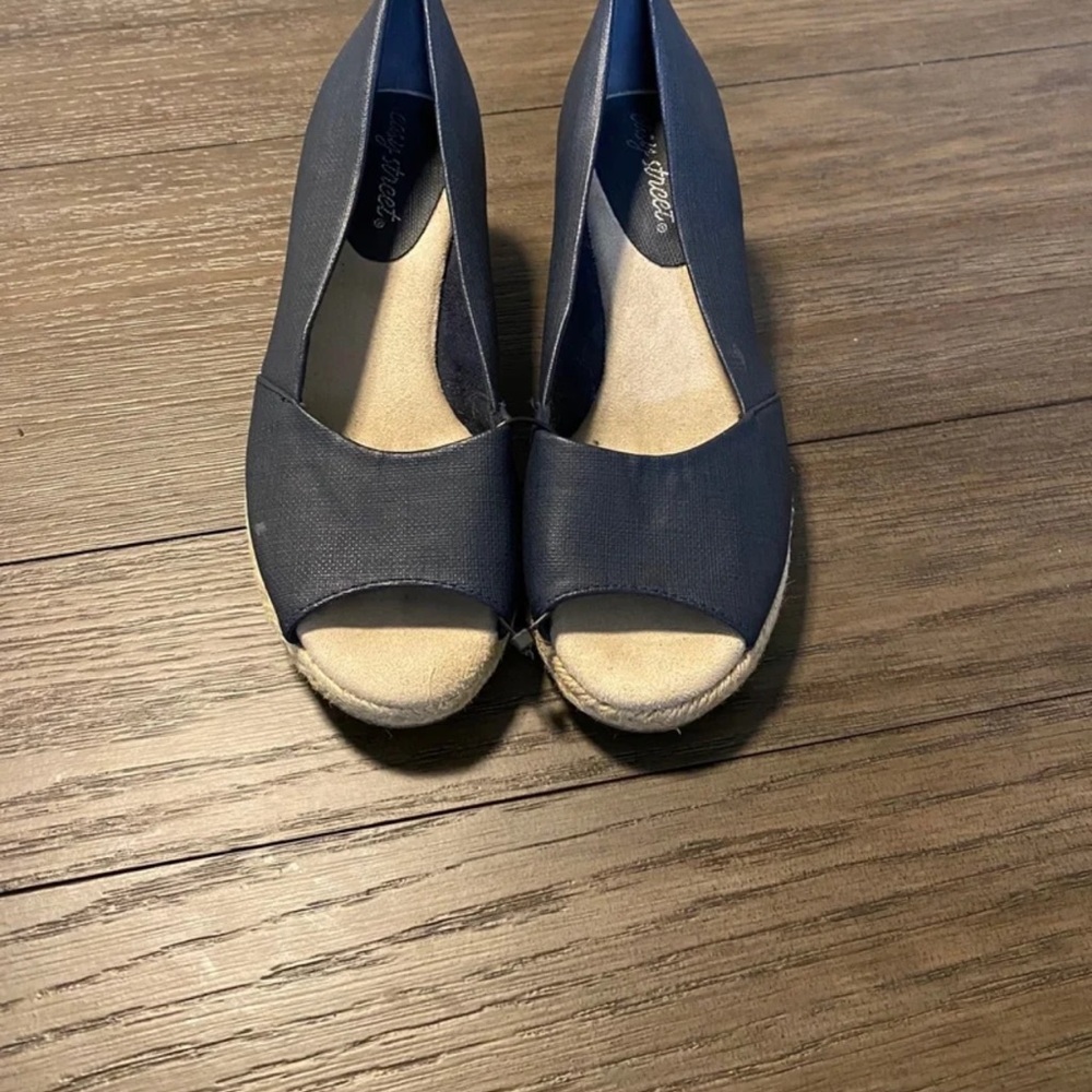7 1/2  Easy Street flex Stylish Navy Peep Toe Wedges